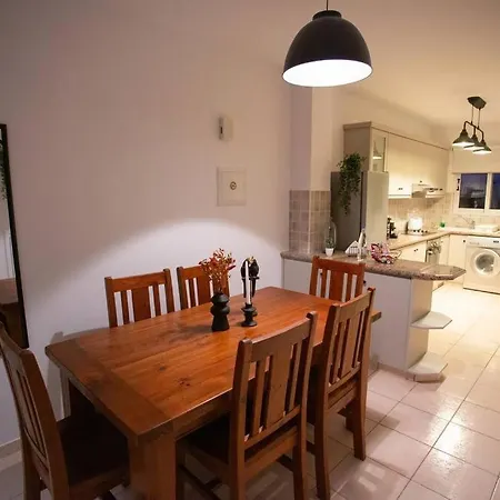 Estea - Olympia's Skyview Townhouse With A Pool *