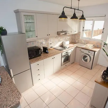 Estea - Olympia's Skyview Townhouse With A Pool *