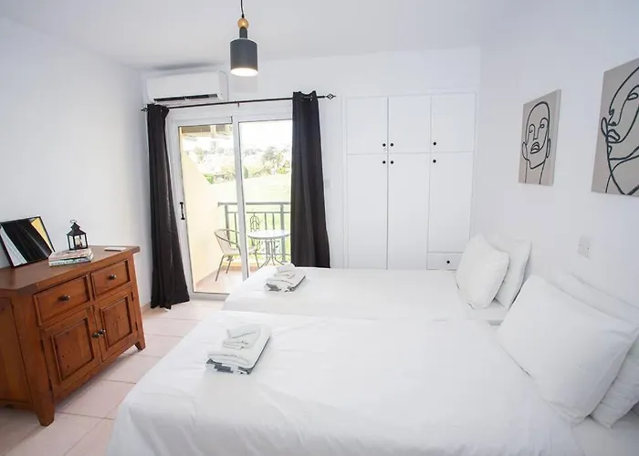 Estea - Olympia's Skyview Townhouse With A Pool パ フォス