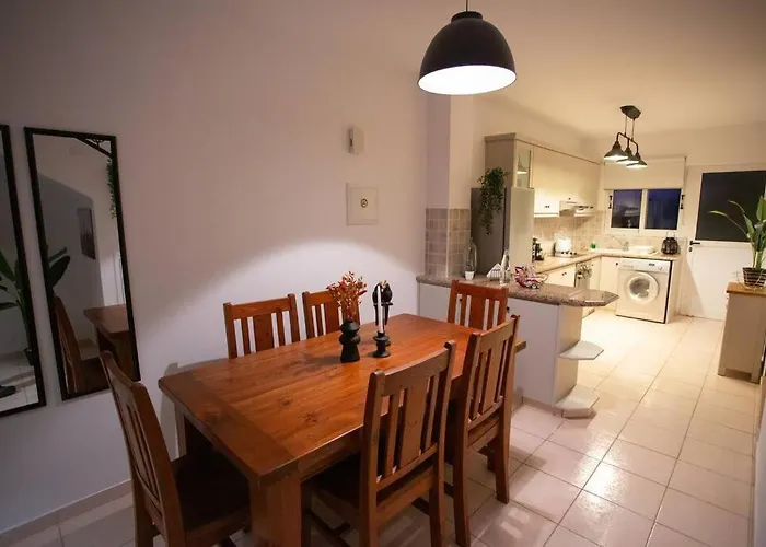 Estea - Olympia's Skyview Townhouse With A Pool *