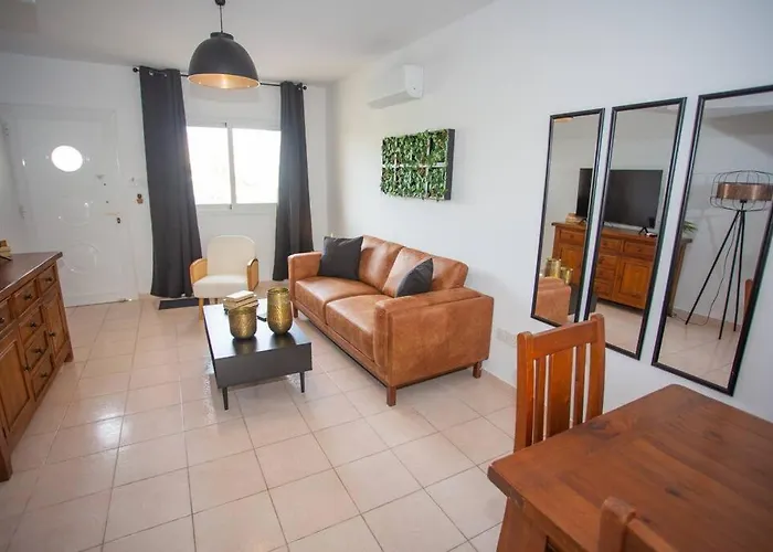 Estea - Olympia's Skyview Townhouse With A Pool