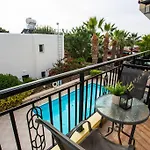 Estea - Olympia's Skyview Townhouse With A Pool Holiday home