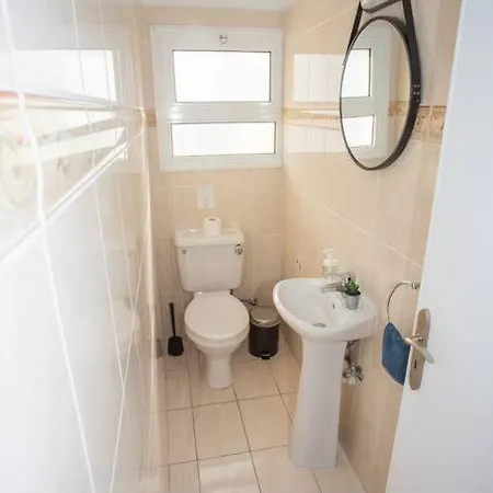 Estea - Olympia's Skyview Townhouse With A Pool