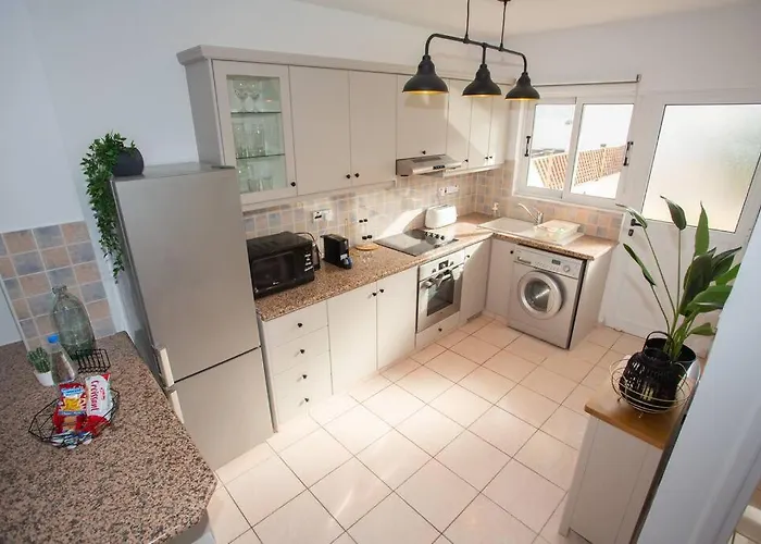 Estea - Olympia's Skyview Townhouse With A Pool *