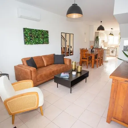 Estea - Olympia's Skyview Townhouse With A Pool
